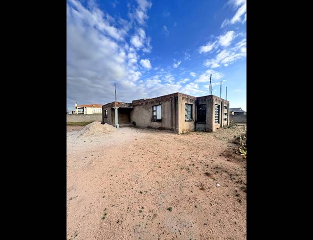 4 BEDROOM FREESTANDING FOR SALE IN AERORAND SOUTH